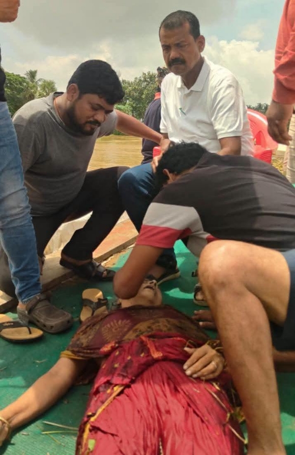 ମାନପୁର ସେତୁରୁ କାଣୀ ନଦୀକୁ ଡେଇଁଲେ ବୃଦ୍ଧା ମା ଉଦ୍ଧାର କଲା ବିଜେଡ଼ିର ଏକ ଟିମ ମାନପୁର ସେତୁରୁ କାଣୀ ନଦୀକୁ ଡେଇଁଲେ ବୃଦ୍ଧା ମା ଉଦ୍ଧାର କଲା ବିଜେଡ଼ିର ଏକ ଟିମ