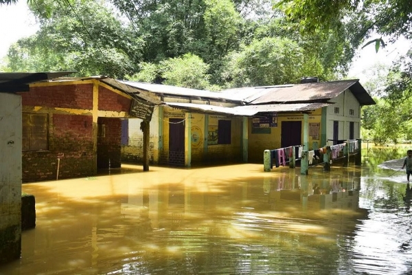 असम बाढ़ः बाढ़ के पानी में डूबा प्राथमिक विद्यालय का दृश्य असम बाढ़ः बाढ़ के पानी में डूबा प्राथमिक विद्यालय का दृश्य