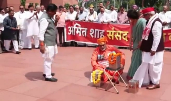 संसद परिसर से बाहर विपक्षी दलों के सांसद मौजूद।
