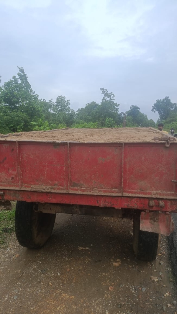 ଟ୍ରାକ୍ଟରରେ ‘ପ୍ରେସ୍’ ଲେଖ୍ ବାଲି ଚୋରାଚାଲାଣ, ଜଣେ ଗିରଫ ଟ୍ରାକ୍ଟରରେ ‘ପ୍ରେସ୍’ ଲେଖ୍ ବାଲି ଚୋରାଚାଲାଣ, ଜଣେ ଗିରଫ
