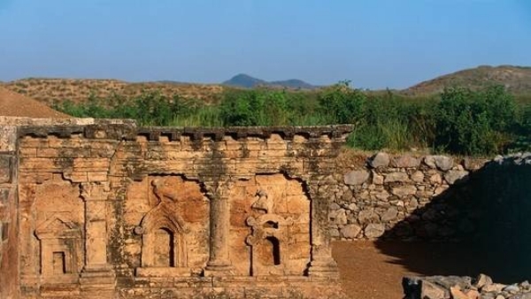 ईसा पूर्व दूसरी सदी में पाकिस्तान के पंजाब स्थित तक्षशिला में निर्मित विश्व धरोहर दो सिर वाले बाज़ वाला स्तूप ईसा पूर्व दूसरी सदी में पाकिस्तान के पंजाब स्थित तक्षशिला में निर्मित विश्व धरोहर दो सिर वाले बाज़ वाला स्तूप