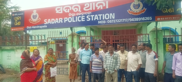 ଯୁବକଙ୍କ ହାତ ପାପୁଲିକୁ ହାଣିଦେଲା ଯୁବକ ଯୁବକଙ୍କ ହାତ ପାପୁଲିକୁ ହାଣିଦେଲା ଯୁବକ