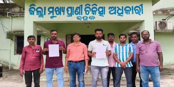 ମୈତ୍ରୀମାନଙ୍କ ବିଭିନ୍ନ ଦାବି ନେଇ ସି.ଡି.ଭି.ଓଙ୍କୁ ଦାବିପତ୍ର