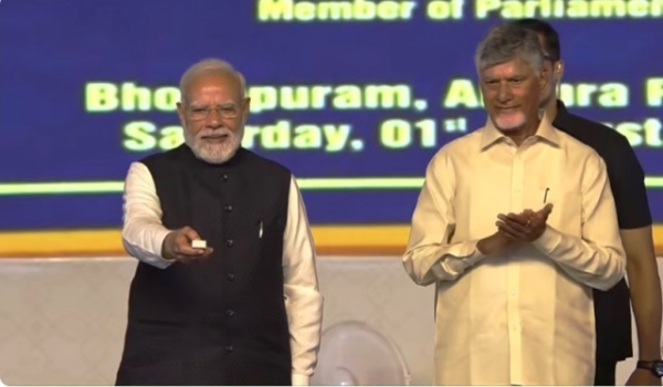 प्रधानमंत्री नरेन्द्र मोदी शनिवार को आंध्र प्रदेश के विजयनगरम जिले के भोगापुरम में 17,900 करोड़ रुपये से अधिक की विभिन्न विकास परियोजनाओं का उद्घाटन, लोकार्पण और शिलान्यास करते हुए।