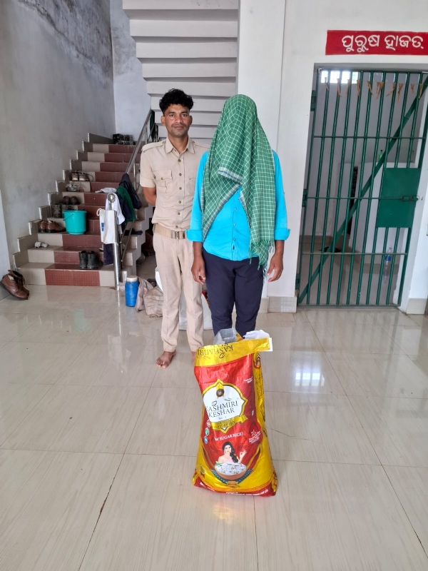 ଦେଶୀ ମଦ ଚାଲାଣ ବେଳେ ଚଢ଼ାଉ ଦେଶୀ ମଦ ଚାଲାଣ ବେଳେ ଚଢ଼ାଉ