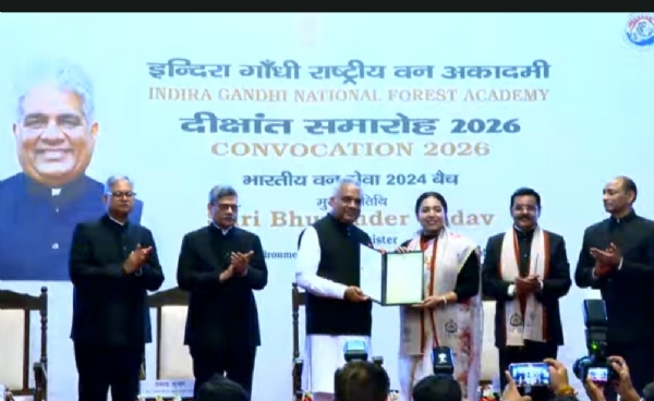 इंदिरा गांधी राष्ट्रीय वन अकादमी (आईजीएनएफए) के दीक्षांत समारोह में केंद्रीय पर्यावरण, वन एवं जलवायु परिवर्तन मंत्री भूपेंद्र यादव एक भारतीय वन सेवा परिवीक्षार्थी को प्रमाणपत्र प्रदान करते हुए।