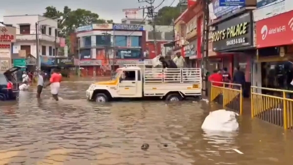 केरल में भारी बारिश के बाद जलजमाव की तस्वीर। केरल में भारी बारिश के बाद जलजमाव की तस्वीर।