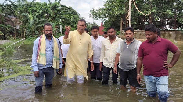 ଲୁଣା–କରାଣ୍ଡିଆ ଦ୍ୱୀପାଞ୍ଚଳର ବନ୍ୟାଞ୍ଚଳ ବୁଲି ଦେଖିଲେ ତେଜେଶ୍ୱର ପରିଡ଼ା ଲୁଣା–କରାଣ୍ଡିଆ ଦ୍ୱୀପାଞ୍ଚଳର ବନ୍ୟାଞ୍ଚଳ ବୁଲି ଦେଖିଲେ ତେଜେଶ୍ୱର ପରିଡ଼ା