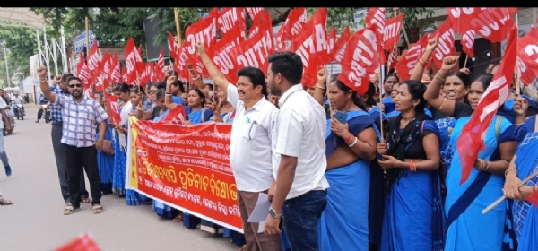 କେନ୍ଦ୍ରୀୟ ଶ୍ରମିକ ସଂଗଠନ ଓ ସଂଯୁକ୍ତ କିଶାନ ମୋର୍ଚ୍ଚା ଡାକରାରେ ବଲାଙ୍ଗିର ଏଆଇଟିୟୁସି ତରଫରୁ ଜିଲ୍ଲାପାଳ କାର୍ଯ୍ୟାଳୟ ସମ୍ମୁଖରେ ବିକ୍ଷୋଭ ପ୍ରଦର୍ଶନ