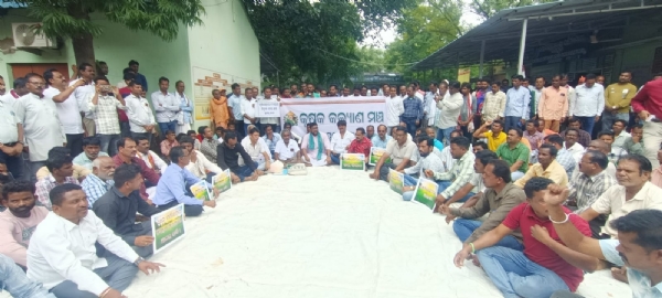 ଖରିଫ ଧାନ ପଞ୍ଜିକରଣ  ନୁତନ ନିୟମକୁ  ଚାଷିଙ୍କ ବିରୋଧ  , ଧାରଣା ବିକ୍ଷୋଭ ସହ ଦାବି ପତ୍ର ପ୍ରଦାନ