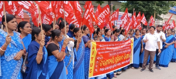 କେନ୍ଦ୍ରୀୟ ଶ୍ରମିକ ସଂଗଠନ ଓ ସଂଯୁକ୍ତ କିଶାନ ମୋର୍ଚ୍ଚା ଡାକରାରେ ବଲାଙ୍ଗିର ଏଆଇଟିୟୁସି ତରଫରୁ ଜିଲ୍ଲାପାଳ କାର୍ଯ୍ୟାଳୟ ସମ୍ମୁଖରେ ବିକ୍ଷୋଭ ପ୍ରଦର୍ଶନ