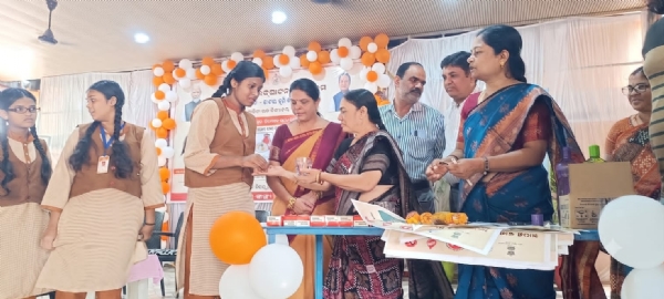 ବଲାଙ୍ଗିର (୧୦/୦୮): ଆଜି ବଲାଙ୍ଗିର ଜିଲ୍ଲାପାଳ ଟିଟିଲାଗଡ଼ଠାରେ ଆୟୋଜିତ ଯୁଗ୍ମ ଅଭିଯୋଗ ଶୁଣାଣିରେ ଯୋଗଦେବା ସହ ବିଭିନ୍ନ ଉନ୍ନୟନମୂଳକ ପ୍ରକଳ୍ପ କାର୍ଯ୍ୟର ନିରୀକ୍ଷଣ କରିଛନ୍ତି। ଟିଟିଲାଗଡ଼ ପଞ୍ଚାୟତ ସମିତି ବୈଠକ ଗୃହରେ ଅନୁଷ୍ଠିତ ଏହି ଶିବିରରେ ଜିଲ୍ଲାପାଳ ଗୌରୱ ଶିୱାଜୀ ଇସଲୱାର ଉପସ୍ଥିତ ରହି ଲୋକଙ୍କ ବିଭିନ୍ନ ସମସ୍ୟା ଓ ଅଭିଯୋଗ ଶୁଣିଥିଲେ। ଜିଲ୍ଲାପାଳ ସମସ୍ତ ଅଭିଯୋଗ ପ୍ରତି ଧ୍ୟାନ ଦେବା ସହ ସମ୍ପୃକ୍ତ ବିଭାଗୀୟ ଅଧିକାରୀମାନଙ୍କୁ ସେଗୁଡ଼ିକର ଯଥାଶୀଘ୍ର ସମାଧାନ କରିବାକୁ ନିର୍ଦ୍ଦେଶ ଦେଇଛନ୍ତି। ଆଜିର ଶିବିରରେ ମୋଟ ୬୧ଟି ଅଭିଯୋଗ ପଞ୍ଜୀକୃତ ହୋଇଥିଲା; ସେଥିମଧ୍ୟରୁ ୪୨ଟି ବ୍ୟକ୍ତିଗତ ଏବଂ ୧୯ଟି ସାମୂହିକ ସମସ୍ୟା ଆଧାରିତ ଥିଲା। ଏହି ଅଭିଯୋଗଗୁଡ଼ିକ ମଧ୍ୟରୁ ୭ଟିର ତୁରନ୍ତ ସମାଧାନ କରାଯାଇଥିଲା। ଏହି ଅଭିଯୋଗ ଶୁଣାଣି ଶିବିରରେ ଜିଲ୍ଲା ପରିଷଦର ମୁଖ୍ୟ ଉନ୍ନୟନ ଅଧିକାରୀ ତଥା କାର୍ଯ୍ୟନିର୍ବାହୀ ଅଧିକାରୀ ତରଣୀ ସୁନା, ଅତିରିକ୍ତ ଆରକ୍ଷୀ ଅଧିକ୍ଷକ ଗୁଣନିଧି ମଲ୍ଲିକ, ଟିଟିଲାଗଡ଼ ଉପଜିଲ୍ଲାପାଳ ପଦ୍ମନାଭ ସାମନ୍ତରାୟଙ୍କ ସମେତ ସମସ୍ତ ଜିଲ୍ଲା ଓ ବ୍ଲକ ସ୍ତରୀୟ ଅଧିକାରୀମାନେ ଉପସ୍ଥିତ ଥିଲେ। ପରବର୍ତ୍ତୀ ସମୟରେ, ଜିଲ୍ଲାପାଳ ଟିଟିଲାଗଡ଼ସ୍ଥିତ ଗ୍ରାଫାଇଟ୍ ଇଣ୍ଡିଆ, ମେଘା ଗ୍ୟାସ୍ ପ୍ଲାଣ୍ଟ, ଜାଗୁଆ ଏବଂ ଶଗଡ଼ଘାଟସ୍ଥିତ ସରକାରୀ ଉନ୍ନୀତ ଉଚ୍ଚ ବିଦ୍ୟାଳୟ ପରିଦର୍ଶନ କରିଥିଲେ। ଏହି ପରିଦର୍ଶନ ସମୟରେ ସେ ପାରିପାର୍ଶ୍ୱିକ ଉନ୍ନତିକରଣ ଏବଂ ଅନ୍ୟାନ୍ୟ ସମସ୍ୟା ସମ୍ପର୍କରେ ସମ୍ପୃକ୍ତ ଅଧିକାରୀ, ପରିଚାଳକ ଓ ପ୍ରଧାନଶିକ୍ଷକମାନଙ୍କ ସହ ବିସ୍ତୃତ ଆଲୋଚନା କରିଥିଲେ।