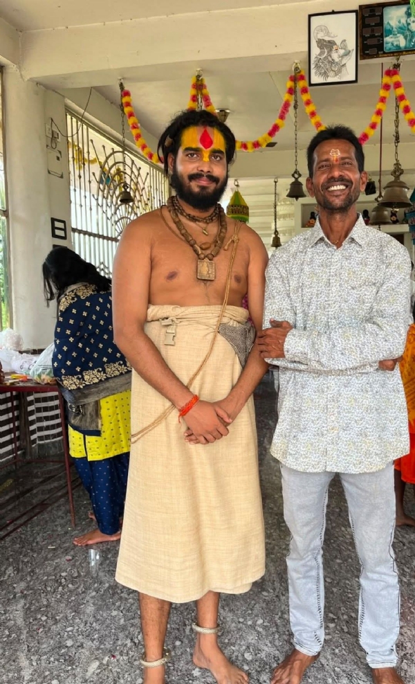 ଅଯୋଧ୍ୟା ରୁ ଆସିଥିବା ବ୍ରହ୍ମଚାରୀ ଶ୍ରୀ ସୀତା ରମଣ ଦାସ ମାଲକାନଗିରି ସ୍ଥିତ ଶିବମନ୍ଦିରରେ ଜଳାଭିଷେକ ଅଯୋଧ୍ୟା ରୁ ଆସିଥିବା ବ୍ରହ୍ମଚାରୀ ଶ୍ରୀ ସୀତା ରମଣ ଦାସ ମାଲକାନଗିରି ସ୍ଥିତ ଶିବମନ୍ଦିରରେ ଜଳାଭିଷେକ