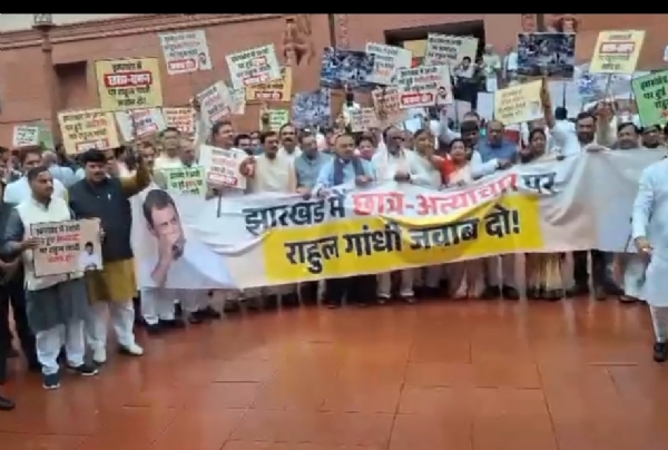 मकर द्वार पर प्रदर्शन करते राजग सांसद