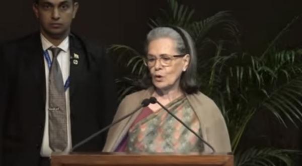 सोनिया गांधी ने मिशेल बेचेलेट को इंदिरा गांधी शांति, निरस्त्रीकरण और विकास पुरस्कार दिया