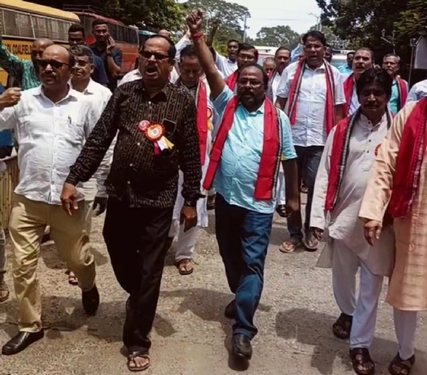 ଏମ୍ସିଏଲ୍ ମୁଖ୍ୟାଳୟ ସମ୍ମୁଖରେ ଶ୍ରମିକଙ୍କୁ ନ୍ୟାୟ ଦାବିରେ ହିନ୍ଦ୍ ମଜଦୁର ସଭାର ପ୍ରତିବାଦ ଏମ୍ସିଏଲ୍ ମୁଖ୍ୟାଳୟ ସମ୍ମୁଖରେ ଶ୍ରମିକଙ୍କୁ ନ୍ୟାୟ ଦାବିରେ ହିନ୍ଦ୍ ମଜଦୁର ସଭାର ପ୍ରତିବାଦ
