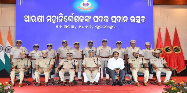 ୬୬ ଜଣ ପୋଲିସ ଅଧିକାରୀ ଓ ସରକାରୀ ଆଇନଜୀବୀଙ୍କୁ ସମ୍ମାନିତ କଲେ ଡିଜିପି