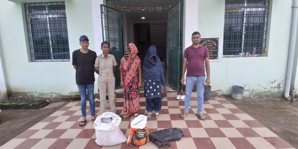 ଦେଶି ମଦ ଚାଲାଣ ବେଳେ ଚଢାଉ, ୨ ମହିଳା ଗିରଫ