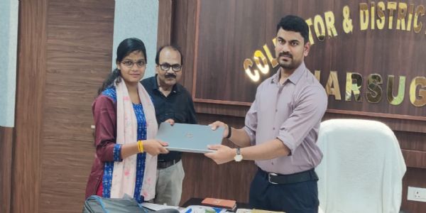 ଦୃଷ୍ଟିବାଧିତ ଛାତ୍ରୀଙ୍କୁ ମାଗଣା ଲାପଟପ୍ ପ୍ରଦାନ କଲେ ଜିଲ୍ଲାପାଳ