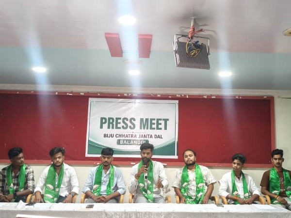 ଉଚ୍ଚଶିକ୍ଷା ମନ୍ତ୍ରୀଙ୍କ ବଲାଙ୍ଗିର ଗସ୍ତକୁ ଦୃଷ୍ଟିରେ ରଖି ବିଜୁ ଛାତ୍ର ଜନତା ଦଳ ବିଭିନ୍ନ ଦାବୀ ଉଠାଇଲା ଉଚ୍ଚଶିକ୍ଷା ମନ୍ତ୍ରୀଙ୍କ ବଲାଙ୍ଗିର ଗସ୍ତକୁ ଦୃଷ୍ଟିରେ ରଖି ବିଜୁ ଛାତ୍ର ଜନତା ଦଳ ବଲାଙ୍ଗିର ପକ୍ଷରୁ ଏକ ପ୍ରେସ୍ମିଟ୍ ଆୟୋଜିତ ହୋଇଥିଲା । ଏଥିରେ ବଲାଙ୍ଗିର ସଭାପତି ସୁମନ କୁମାର ନନ୍ଦ ବଲାଙ୍ଗିରର ଉଚ୍ଚଶିକ୍ଷା, ଭିତ୍ତିଭୂମି ଓ ଐତିହ୍ୟର ବିକାଶ ସମ୍ପର୍କରେ ସରକାରଙ୍କ ନିକଟରେ ୧୧ ଦଫା ଦାବି ଉପସ୍ଥାପନ କରିଥିଲେ । ପ୍ରେସ୍ମିଟ୍ରେ ରାଜେନ୍ଦ୍ର ବିଶ୍ୱବିଦ୍ୟାଳୟ ସମେତ ବଲାଙ୍ଗିରର ସମସ୍ତ ସରକାରୀ ମହାବିଦ୍ୟାଳୟରେ ଶିକ୍ଷକ ଓ ଅଣଶିକ୍ଷକ କର୍ମଚାରୀଙ୍କ ଅଭାବ ଦୂର କରିବା ସହ ଆବଶ୍ୟକ ସଂଖ୍ୟକ ଅଣଶିକ୍ଷକ କର୍ମଚାରୀ ନିଯୁକ୍ତି ଦାବି କରାଯାଇଥିଲା । ଏଥିସହ ରାଜେନ୍ଦ୍ର ବିଶ୍ୱବିଦ୍ୟାଳୟ ପାଇଁ ୫୦ ଏକର ଜମି ଆବଣ୍ଟନ, ବିଶ୍ୱବିଦ୍ୟାଳୟ ପରିସରରେ ଖୋଲାମଞ୍ଚ ଅଡିଟୋରିୟମ୍ ନିର୍ମାଣ ଏବଂ ଗବେଷଣା ଓ ସୌନ୍ଦର୍ଯ୍ୟକରଣ ପାଇଁ ପର୍ଯ୍ୟାପ୍ତ ଆର୍ଥିକ ଅନୁଦାନ ପ୍ରଦାନ ପାଇଁ ଦାବି ରଖାଯାଇଥିଲା । ବଲାଙ୍ଗିର କଲେଜର ଭିତ୍ତିଭୂମି ବିକାଶ ପାଇଁ ପର୍ଯ୍ୟାପ୍ତ ଅର୍ଥ ଆବଣ୍ଟନ ଏବଂ ସରକାରୀ ମହିଳା ମହାବିଦ୍ୟାଳୟରେ କେନ୍ଦ୍ରୀୟ ପାଠାଗାର ଓ ଅଡିଟୋରିୟମ୍ ନିର୍ମାଣ ସହ ବାଣିଜ୍ୟ ବିଭାଗ ଆରମ୍ଭ କରିବାକୁ ମଧ୍ୟ ଦାବି ହୋଇଥିଲା । ଏହା ସହିତ ବଲାଙ୍ଗିରର ସ୍ଥାନୀୟ କଳାକାର, ଲୋକକଳା ପରିବେଷକ, ନାଟ୍ୟଦଳ ଓ ସାଂସ୍କୃତିକ ସଂଗଠନଗୁଡ଼ିକୁ ଆର୍ଥିକ ସହାୟତା ଓ ନିୟମିତ ଅନୁଦାନ ପ୍ରଦାନ, ଐତିହାସିକ ସ୍ମାରକ ଓ ଐତିହ୍ୟସ୍ଥଳୀଗୁଡ଼ିକର ବିକାଶ ଓ ପୁନରୁଦ୍ଧାର ପାଇଁ ପଦକ୍ଷେପ ନେବାକୁ ଦାବି କରାଯାଇଥିଲା । ସ୍ୱାଧୀନତା ସଂଗ୍ରାମୀ ଧରମ ସିଂ ମାଝୀ ମାନ୍ଧାତାଙ୍କ ସ୍ମୃତିରେ ପ୍ରତିମୂର୍ତ୍ତି ନିର୍ମାଣ ପାଇଁ ମଧ୍ୟ ଦାବି ଉପସ୍ଥାପିତ ହୋଇଥିଲା । ସୁମନ କୁମାର ନନ୍ଦ କହିଥିଲେ ଯେ, ବଲାଙ୍ଗିରର ଛାତ୍ରଛାତ୍ରୀଙ୍କ ଉଚ୍ଚଶିକ୍ଷାର ସୁଯୋଗ ବୃଦ୍ଧି, ଶିକ୍ଷାନୁଷ୍ଠାନର ଭିତ୍ତିଭୂମି ସୁଦୃଢ଼ କରିବା ଏବଂ ଜିଲ୍ଲାର କଳା, ସଂସ୍କୃତି ଓ ଐତିହ୍ୟର ସୁରକ୍ଷା ପାଇଁ ଏହି ଦାବିଗୁଡ଼ିକ ଗୁରୁତ୍ୱପୂର୍ଣ୍ଣ । ଉଚ୍ଚଶିକ୍ଷା ମନ୍ତ୍ରୀ ବଲାଙ୍ଗିର ଗସ୍ତ ସମୟରେ ଏହି ଦାବିଗୁଡ଼ିକ ଉପରେ ଗୁରୁତ୍ୱର ସହ ବିଚାର କରିବେ ବୋଲି ସେ ଆଶା ପ୍ରକାଶ କରିଥିଲେ । ଏହି ପ୍ରେସ୍ମିଟ୍ରେ ଛାତ୍ର ନେତା ଚିରଞ୍ଜିବୀ ପ୍ରଧାନ, ମନୀଷ ସାଏ, ଆଦର୍ଶ ପୁରୋହିତ, ପ୍ରତ୍ୟୁଷ ପାଲଟା, ବାବଳୁ ଓ ଶୁଭ୍ରାଂଶୁ ବେହେରାଙ୍କ ସମେତ ଅନ୍ୟ ଛାତ୍ର ନେତା ଓ କର୍ମୀମାନେ ଉପସ୍ଥିତ ଥିଲେ । ଉଚ୍ଚଶିକ୍ଷା ମନ୍ତ୍ରୀଙ୍କ ବଲାଙ୍ଗିର ଗସ୍ତକୁ ଦୃଷ୍ଟିରେ ରଖି ବିଜୁ ଛାତ୍ର ଜନତା ଦଳ ବିଭିନ୍ନ ଦାବୀ ଉଠାଇଲା ଉଚ୍ଚଶିକ୍ଷା ମନ୍ତ୍ରୀଙ୍କ ବଲାଙ୍ଗିର ଗସ୍ତକୁ ଦୃଷ୍ଟିରେ ରଖି ବିଜୁ ଛାତ୍ର ଜନତା ଦଳ ବଲାଙ୍ଗିର ପକ୍ଷରୁ ଏକ ପ୍ରେସ୍ମିଟ୍ ଆୟୋଜିତ ହୋଇଥିଲା । ଏଥିରେ ବଲାଙ୍ଗିର ସଭାପତି ସୁମନ କୁମାର ନନ୍ଦ ବଲାଙ୍ଗିରର ଉଚ୍ଚଶିକ୍ଷା, ଭିତ୍ତିଭୂମି ଓ ଐତିହ୍ୟର ବିକାଶ ସମ୍ପର୍କରେ ସରକାରଙ୍କ ନିକଟରେ ୧୧ ଦଫା ଦାବି ଉପସ୍ଥାପନ କରିଥିଲେ । ପ୍ରେସ୍ମିଟ୍ରେ ରାଜେନ୍ଦ୍ର ବିଶ୍ୱବିଦ୍ୟାଳୟ ସମେତ ବଲାଙ୍ଗିରର ସମସ୍ତ ସରକାରୀ ମହାବିଦ୍ୟାଳୟରେ ଶିକ୍ଷକ ଓ ଅଣଶିକ୍ଷକ କର୍ମଚାରୀଙ୍କ ଅଭାବ ଦୂର କରିବା ସହ ଆବଶ୍ୟକ ସଂଖ୍ୟକ ଅଣଶିକ୍ଷକ କର୍ମଚାରୀ ନିଯୁକ୍ତି ଦାବି କରାଯାଇଥିଲା । ଏଥିସହ ରାଜେନ୍ଦ୍ର ବିଶ୍ୱବିଦ୍ୟାଳୟ ପାଇଁ ୫୦ ଏକର ଜମି ଆବଣ୍ଟନ, ବିଶ୍ୱବିଦ୍ୟାଳୟ ପରିସରରେ ଖୋଲାମଞ୍ଚ ଅଡିଟୋରିୟମ୍ ନିର୍ମାଣ ଏବଂ ଗବେଷଣା ଓ ସୌନ୍ଦର୍ଯ୍ୟକରଣ ପାଇଁ ପର୍ଯ୍ୟାପ୍ତ ଆର୍ଥିକ ଅନୁଦାନ ପ୍ରଦାନ ପାଇଁ ଦାବି ରଖାଯାଇଥିଲା । ବଲାଙ୍ଗିର କଲେଜର ଭିତ୍ତିଭୂମି ବିକାଶ ପାଇଁ ପର୍ଯ୍ୟାପ୍ତ ଅର୍ଥ ଆବଣ୍ଟନ ଏବଂ ସରକାରୀ ମହିଳା ମହାବିଦ୍ୟାଳୟରେ କେନ୍ଦ୍ରୀୟ ପାଠାଗାର ଓ ଅଡିଟୋରିୟମ୍ ନିର୍ମାଣ ସହ ବାଣିଜ୍ୟ ବିଭାଗ ଆରମ୍ଭ କରିବାକୁ ମଧ୍ୟ ଦାବି ହୋଇଥିଲା । ଏହା ସହିତ ବଲାଙ୍ଗିରର ସ୍ଥାନୀୟ କଳାକାର, ଲୋକକଳା ପରିବେଷକ, ନାଟ୍ୟଦଳ ଓ ସାଂସ୍କୃତିକ ସଂଗଠନଗୁଡ଼ିକୁ ଆର୍ଥିକ ସହାୟତା ଓ ନିୟମିତ ଅନୁଦାନ ପ୍ରଦାନ, ଐତିହାସିକ ସ୍ମାରକ ଓ ଐତିହ୍ୟସ୍ଥଳୀଗୁଡ଼ିକର ବିକାଶ ଓ ପୁନରୁଦ୍ଧାର ପାଇଁ ପଦକ୍ଷେପ ନେବାକୁ ଦାବି କରାଯାଇଥିଲା । ସ୍ୱାଧୀନତା ସଂଗ୍ରାମୀ ଧରମ ସିଂ ମାଝୀ ମାନ୍ଧାତାଙ୍କ ସ୍ମୃତିରେ ପ୍ରତିମୂର୍ତ୍ତି ନିର୍ମାଣ ପାଇଁ ମଧ୍ୟ ଦାବି ଉପସ୍ଥାପିତ ହୋଇଥିଲା । ସୁମନ କୁମାର ନନ୍ଦ କହିଥିଲେ ଯେ, ବଲାଙ୍ଗିରର ଛାତ୍ରଛାତ୍ରୀଙ୍କ ଉଚ୍ଚଶିକ୍ଷାର ସୁଯୋଗ ବୃଦ୍ଧି, ଶିକ୍ଷାନୁଷ୍ଠାନର ଭିତ୍ତିଭୂମି ସୁଦୃଢ଼ କରିବା ଏବଂ ଜିଲ୍ଲାର କଳା, ସଂସ୍କୃତି ଓ ଐତିହ୍ୟର ସୁରକ୍ଷା ପାଇଁ ଏହି ଦାବିଗୁଡ଼ିକ ଗୁରୁତ୍ୱପୂର୍ଣ୍ଣ । ଉଚ୍ଚଶିକ୍ଷା ମନ୍ତ୍ରୀ ବଲାଙ୍ଗିର ଗସ୍ତ ସମୟରେ ଏହି ଦାବିଗୁଡ଼ିକ ଉପରେ ଗୁରୁତ୍ୱର ସହ ବିଚାର କରିବେ ବୋଲି ସେ ଆଶା ପ୍ରକାଶ କରିଥିଲେ । ଏହି ପ୍ରେସ୍ମିଟ୍ରେ ଛାତ୍ର ନେତା ଚିରଞ୍ଜିବୀ ପ୍ରଧାନ, ମନୀଷ ସାଏ, ଆଦର୍ଶ ପୁରୋହିତ, ପ୍ରତ୍ୟୁଷ ପାଲଟା, ବାବଳୁ ଓ ଶୁଭ୍ରାଂଶୁ ବେହେରାଙ୍କ ସମେତ ଅନ୍ୟ ଛାତ୍ର ନେତା ଓ କର୍ମୀମାନେ ଉପସ୍ଥିତ ଥିଲେ ।