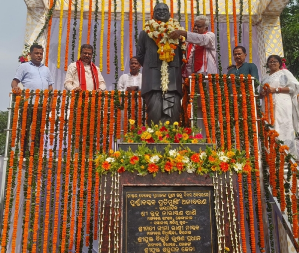 ଦେବେନ୍ଦ୍ର ପ୍ରଧାନ ଙ୍କ ପ୍ରତିମୂର୍ତ୍ତିରେ ମାଲ୍ୟାର୍ପଣ ଦେବେନ୍ଦ୍ର ପ୍ରଧାନ ଙ୍କ ପ୍ରତିମୂର୍ତ୍ତିରେ ମାଲ୍ୟାର୍ପଣ