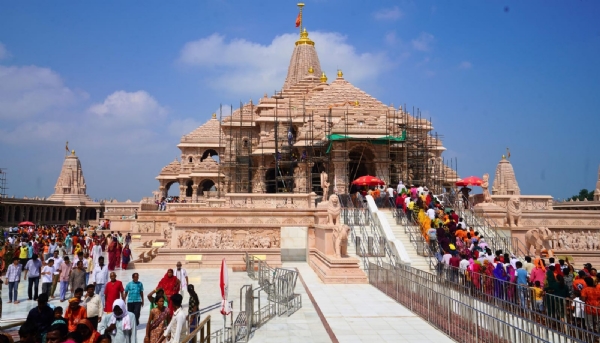 राम मंदिर में श्रद्धालुओं की भीड़ राम मंदिर में श्रद्धालुओं की भीड़