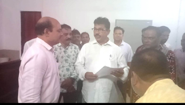 ଜିଲ୍ଲା କୃଷକ ସଂଘ ପକ୍ଷରୁ ଜିଲ୍ଲାପାଳଙ୍କୁ ଦାବିପତ୍ର ଜିଲ୍ଲା କୃଷକ ସଂଘ ପକ୍ଷରୁ ଜିଲ୍ଲାପାଳଙ୍କୁ ଦାବିପତ୍ର