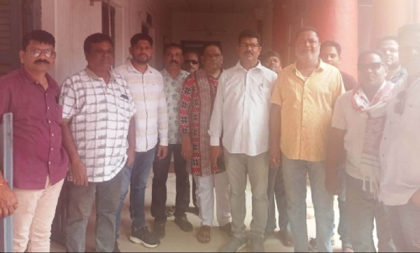 ଜିଲ୍ଲା କୃଷକ ସଂଘ ପକ୍ଷରୁ ଜିଲ୍ଲାପାଳଙ୍କୁ ଦାବିପତ୍ର ଜିଲ୍ଲା କୃଷକ ସଂଘ ପକ୍ଷରୁ ଜିଲ୍ଲାପାଳଙ୍କୁ ଦାବିପତ୍ର