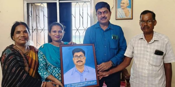 ଫଟୋଚିତ୍ର ପ୍ରଦାନ କଲେ ନମିତା ବେହେରା