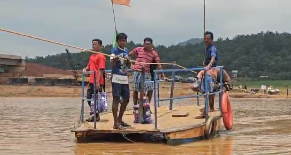 ୪୦ ବର୍ଷର ଅପେକ୍ଷା… ଡଙ୍ଗାରେ ବନ୍ଧା ଜୀବନ ୪୦ ବର୍ଷର ଅପେକ୍ଷା… ଡଙ୍ଗାରେ ବନ୍ଧା ଜୀବନ