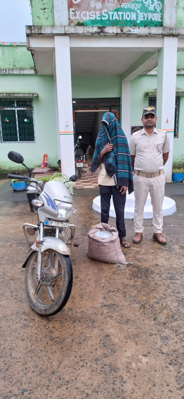 ଦେଶି ମଦ ଚାଲାଣ ବେଳେ ଚଢାଉ, ଜଣେ ଗିରଫ