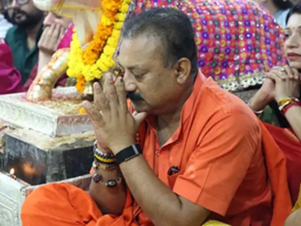 उज्जैन में महाकाल मंदिर में पूजा करते हुए बिहार के मंत्री अशोक चौधरी