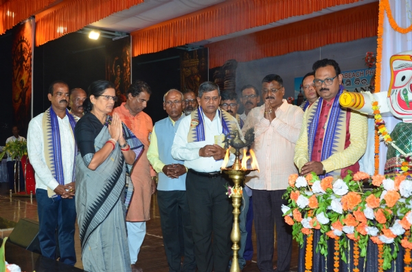 ପୁରୀ ବିଚ୍ ଫଟୋଗ୍ରାଫର ମହସଂଘ ପକ୍ଷରୁ ବିଶ୍ୱ ଫଟୋଗ୍ରାଫି ଦିବସ ପାଳିତ ପୁରୀ ବେଳା ଭୁମିରେ କେହି ଜୀବିକା ହରାଇବେ ନାହିଁ - ପ୍ରଭାତୀ