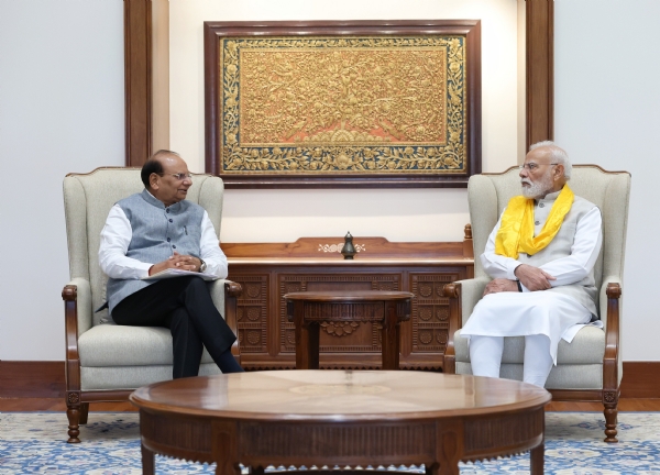 लद्दाख के उपराज्यपाल विनय कुमार सक्सेना गुरुवार को प्रधानमंत्री नरेन्द्र मोदी से मुलाकात के दौरान