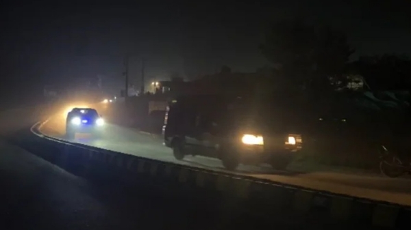 पाकिस्तान की पुलिस ने 21 अगस्त को सूरज निकलने से पहले कड़ी सुरक्षा के बीच पीटीआई संस्थापक इमरान खान को रावलपिंडी की आदियाला जेल से निकालकर शिफा अस्पताल इस्लामाबाद पहुंचाया । फोटो - जियो न्यूज पाकिस्तान की पुलिस ने 21 अगस्त को सूरज निकलने से पहले कड़ी सुरक्षा के बीच पीटीआई संस्थापक इमरान खान को रावलपिंडी की आदियाला जेल से निकालकर शिफा अस्पताल इस्लामाबाद पहुंचाया । फोटो - जियो न्यूज