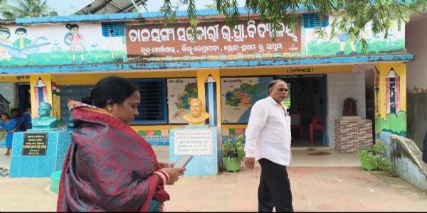 ବିଦ୍ୟାଳୟକୁ ବାସଭବନ କରିଛନ୍ତି ପ୍ରଧାନଶିକ୍ଷକ!