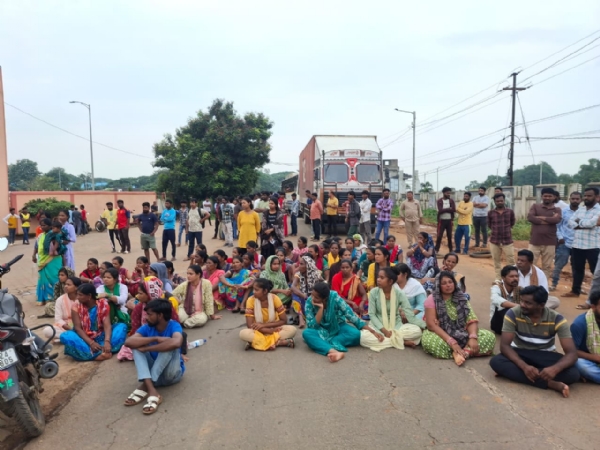 ସଂଘ ବଦ୍ଧ ଭାବେ  ଯୁବକକୁ ହତ୍ୟା ଦୋଷି କୁ ଗିରଫ ଦାବିରେ ରାସ୍ତା ରୋକ