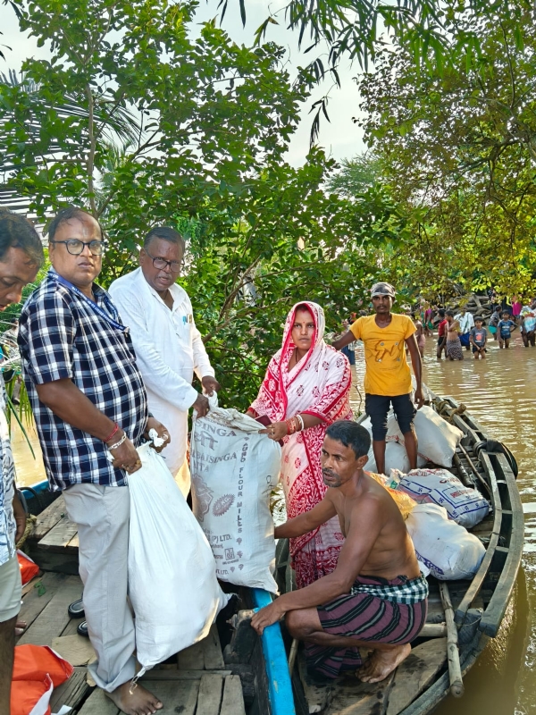 ବନ୍ୟା ପ୍ରଭାବିତ ଘାଗରାଡ଼ିଆ ଗ୍ରାମରେ ସ୍ୱାସ୍ଥ୍ୟ କ୍ୟାମ୍ପ; ଡଙ୍ଗା ଯୋଗେ ଘରଦ୍ୱାରେ ସ୍ୱାସ୍ଥ୍ୟସେବା..