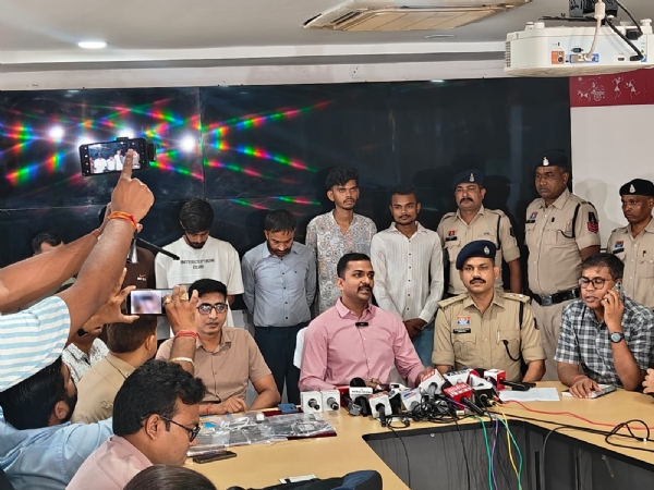 पेपर लीक मामले का खुलासा करते हुए पुलिस उपायुक्त (क्राइम एवं साइबर) स्मृतिक राजनाला
