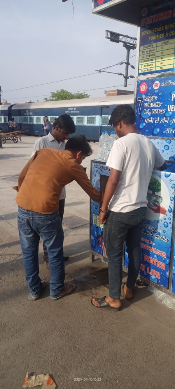 रेलवे स्टेशन पर लगे वाटर कूलर से पानी लेते यात्री (फाइल फोटो)