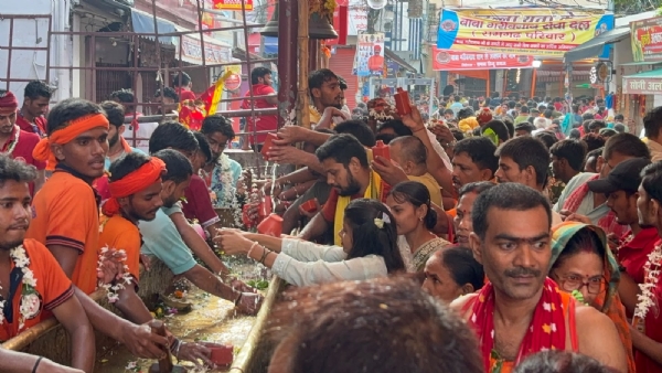 करघा के माध्यम से जलाभिषेक करते श्रद्धालुगण