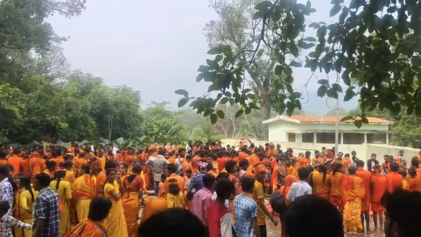 Patal ganga re bhakta nka bhid