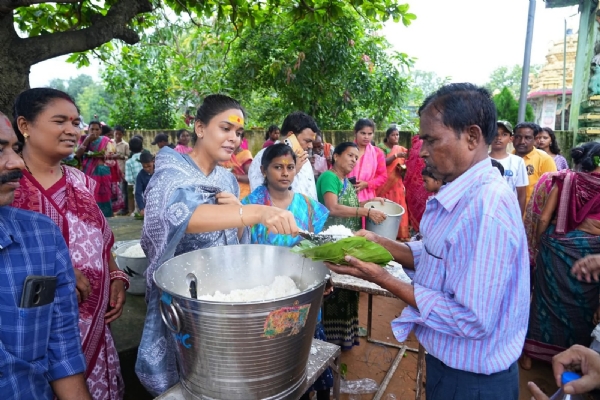 Ex mla Dipali Das distribue prasad
