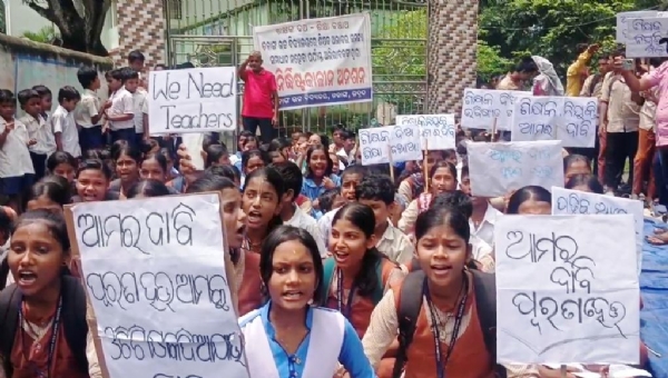 SIKHYAKA NIJUKTI SCHOOL RE DHARANA