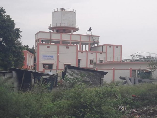 फोटो: गोधनी में गैस लीकेज के बाद राहत और बचाव कार्य कर रहे पुलिस कर्मी