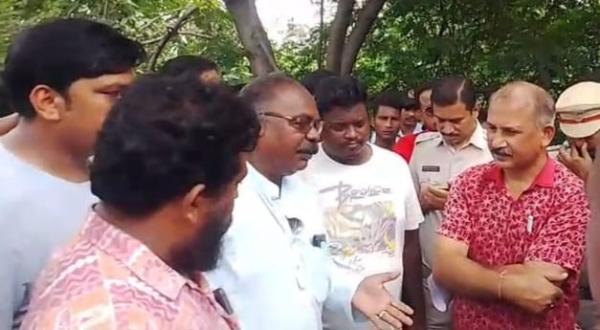 Villagers oppose tree cutting