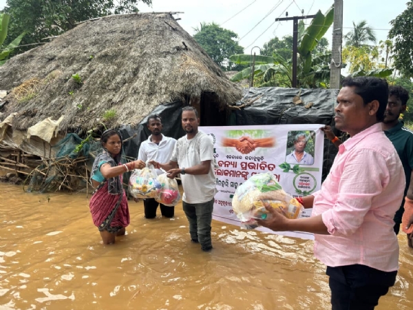 ବନ୍ୟା ପୀଡିତଙ୍କୁ ଶୁଖିଲା ଖାଦ୍ୟ ବଣ୍ଟନ ବନ୍ୟା ପୀଡିତଙ୍କୁ ଶୁଖିଲା ଖାଦ୍ୟ ବଣ୍ଟନ