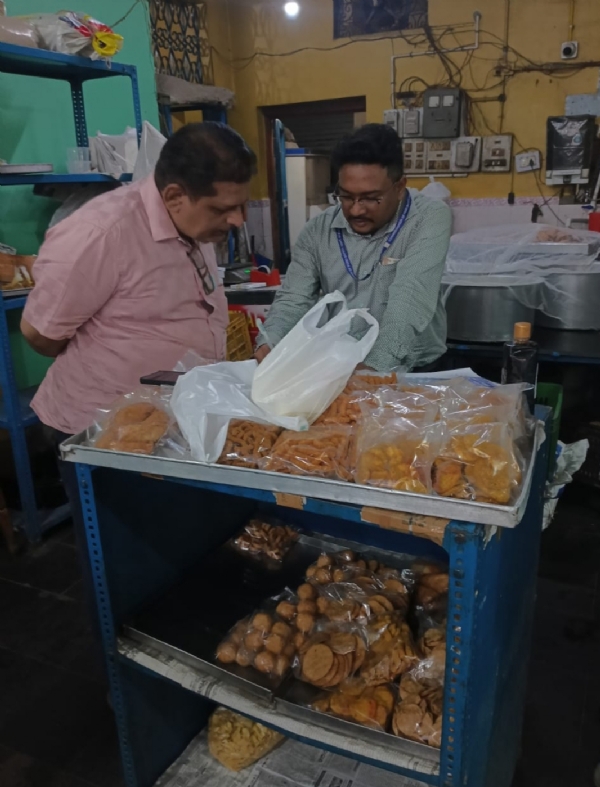 ବଲାଙ୍ଗୀର ଓ ଟିଟିଲାଗଡ଼ ପୌରାଞ୍ଚଳର ବିଭିନ୍ନ ମିଠା ଦୋକାନ ଓ ଖାଦ୍ୟ ପ୍ରତିଷ୍ଠାନରେ ଖାଦ୍ୟ ନିରାପତ୍ତା ବିଭାଗ ପକ୍ଷରୁ ବ୍ୟାପକ ଆକସ୍ମିକ ଯାଞ୍ଚ