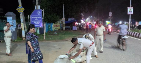 ଗୋମାତା ସୁରକ୍ଷା ଅଭିଯାନ’ : ୧୦୦ରୁ ଉର୍ଦ୍ଧ୍ୱ ବୁଲା ଗୋରୁଙ୍କୁ ଲଗାଗଲା ରେଡିୟମ ବ୍ୟାଣ୍ଡ ଲଗାଇଲା ବଲାଙ୍ଗିର ନଗର ରେ ଗୋମାତା ସୁରକ୍ଷା ଅଭିଯାନ’ : ୧୦୦ରୁ ଉର୍ଦ୍ଧ୍ୱ ବୁଲା ଗୋରୁଙ୍କୁ ଲଗାଗଲା ରେଡିୟମ ବ୍ୟାଣ୍ଡ ଲଗାଇଲା ବଲାଙ୍ଗିର ନଗର ରେ
