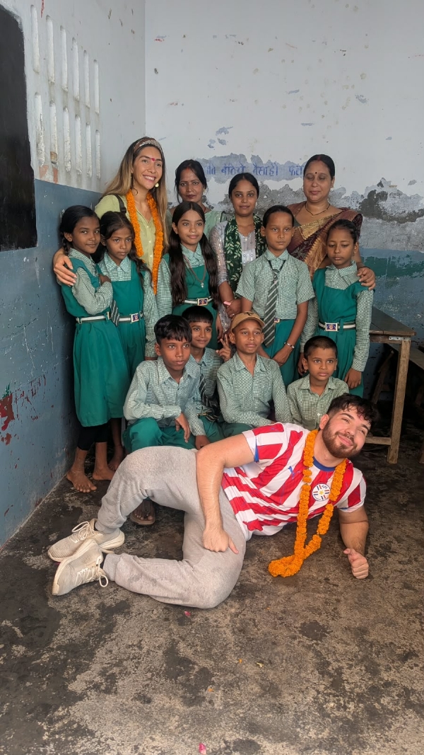 छात्रों के साथ विदेशी मेहमान छात्रों के साथ विदेशी मेहमान